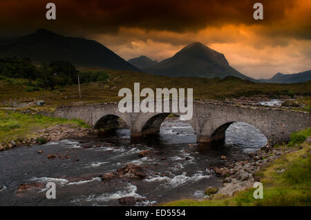 Brodge Sligachan, île de Skye. Le plus vieux pont est que toujours debout à côté de la route moderne. S'il remplaçait un Banque D'Images