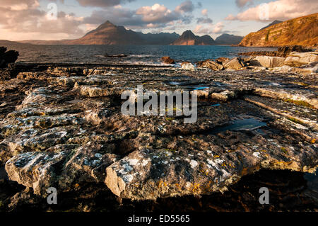 La vue depuis Elgol sur l'île de Skye en regardant vers la montagnes Cuillins Banque D'Images