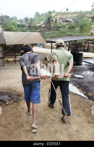 Tirez les mineurs de la mine au lever du pétrole brut à partir du puits manuellement dans l'exploitation minière pétrole traditionnel dans Kedewan Bojonegor sous-district, Banque D'Images