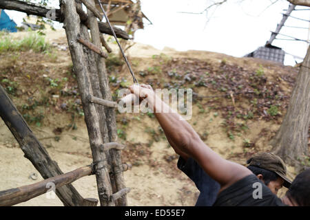 Tirez les mineurs de la mine au lever du pétrole brut à partir du puits manuellement dans l'exploitation minière pétrole traditionnel dans Kedewan Bojonegor sous-district, Banque D'Images