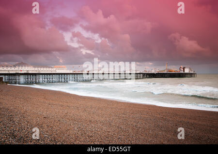 Un coucher de soleil dans la décision au casting Brighton c'est des couleurs éclatantes sur la jetée de Brighton dans l'East Sussex Banque D'Images