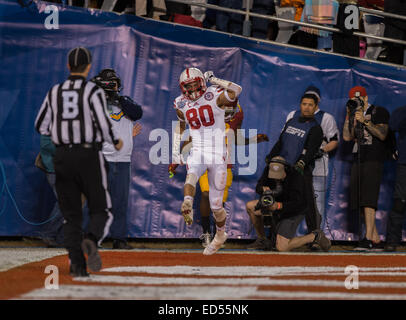 San Diego, CA. Dec 27, 2014. Nebraska large récepteur (80) Kenny Bell célèbre sa touchdwon durant la 1ère moitié du Nebraska vs USC match de football le samedi 27 décembre 2014 à l'Université nationale Maison de vacances Bol à San Diego, CA. (Crédit obligatoire : Juan Lainez/MarinMedia.org/Cal Sport Media) (photographe complet, et de crédit requis) © csm/Alamy Live News Banque D'Images