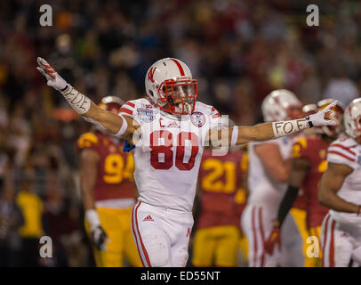 San Diego, CA. Dec 27, 2014. Nebraska large récepteur (80) Kenny Bell célèbre sa touchdwon durant la 1ère moitié du Nebraska vs USC match de football le samedi 27 décembre 2014 à l'Université nationale Maison de vacances Bol à San Diego, CA. (Crédit obligatoire : Juan Lainez/MarinMedia.org/Cal Sport Media) (photographe complet, et de crédit requis) © csm/Alamy Live News Banque D'Images