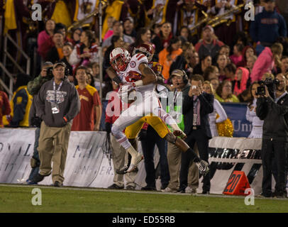 San Diego, CA. Dec 27, 2014. Nebraska (5) évoluait Josh Mitchell intercepte une passe au cours de la 1ère moitié du Nebraska vs USC match de football le samedi 27 décembre 2014 à l'Université nationale Maison de vacances Bol à San Diego, CA. (Crédit obligatoire : Juan Lainez/MarinMedia.org/Cal Sport Media) (photographe complet, et de crédit requis) © csm/Alamy Live News Banque D'Images