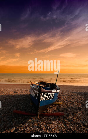 Un magnifique coucher de soleil sur Hastings dans l'East Sussex. Banque D'Images