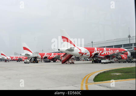 Jakarta. 28 Dec, 2014. Photo prise le 25 avril 2013, Air Asia montre des avions à l'aéroport de Soekarno-Hatta à Jakarta, Indonésie. Air Asia a dit le 28 décembre 2014 dans un communiqué que son vol QZ8501 de Surabaya en Indonésie à Singapour a perdu le contact avec le contrôle de la circulation aérienne à 07:24 du matin (GMT) le 27 décembre 2324. L'A320-200 avait 155 personnes à bord. Agung © Kuncahya B./Xinhua/Alamy Live News Banque D'Images