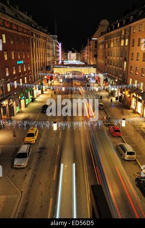 Stockholm, Suède - le 7 décembre 2013 : le trafic de nuit sur Kungsgatan, dans le centre de Stockholm. Les voitures, les piétons, les taxis dans la circulation clos Banque D'Images