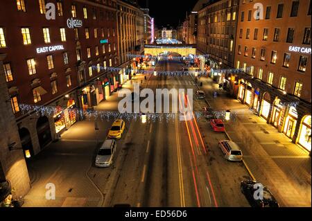 Stockholm, Suède - le 7 décembre 2013 : le trafic de nuit sur Kungsgatan, dans le centre de Stockholm. Les voitures, les piétons, les taxis dans la circulation clos Banque D'Images