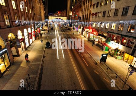 Stockholm, Suède - le 7 décembre 2013 : le trafic de nuit sur Kungsgatan, dans le centre de Stockholm. Les voitures, les piétons, les taxis dans la circulation clos Banque D'Images