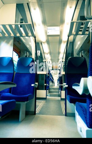 L'intérieur du train de banlieue moderne Banque D'Images