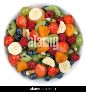 Dans un bol de salade de fruits avec des fruits comme les fraises, les kiwis, les abricots et les bleuets d'en haut Banque D'Images