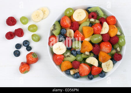 Salade de fruits avec des fruits comme les fraises, les bleuets, les kiwis et les abricots d'en haut Banque D'Images