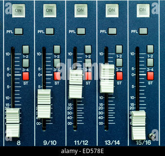 Boutons et onglets dans diverses parties du contrôleur audio Banque D'Images