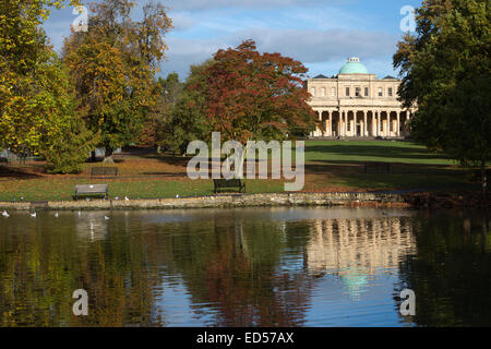Pittville Pump room et Pittville Park à l'automne, Cheltenham, Gloucestershire, Angleterre, Royaume-Uni, Europe Banque D'Images