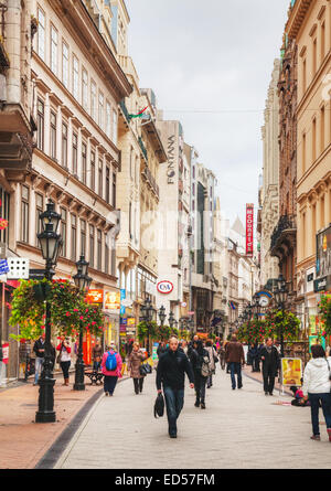 BUDAPEST - 22 octobre : la rue Vaci avec les touristes le 22 octobre 2014 à Budapest, Hongrie. Banque D'Images