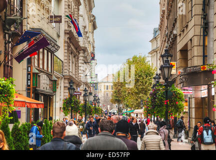 BUDAPEST - 22 octobre : la rue Vaci avec les touristes le 22 octobre 2014 à Budapest, Hongrie. Banque D'Images