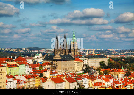 Vue aérienne de Prague sur une journée ensoleillée comme vu de la colline de Petrin Banque D'Images