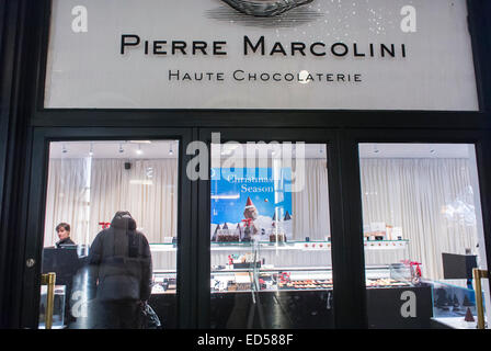 Bruxelles, Belgique, l'achat de chocolat Local, 'Pierre Marcolini' Shop/dans le vieux centre Commercial Commercial, en centre-ville Banque D'Images