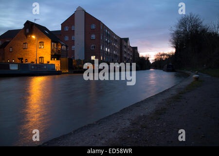 Grand Union Canal et waterside apartments, Warwick, Royaume-Uni Banque D'Images