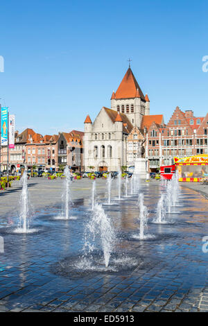Grand Place, vue du beffroi de la vieille ville, l'église de Saint Quentin, l'eau des fontaines, Banque D'Images