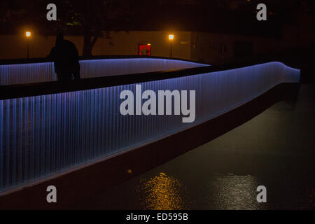 Au cours de la rivière La rivière Aura sombre à Turku Finlande Banque D'Images