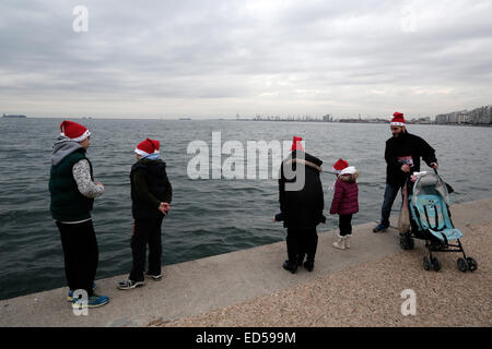 Thessalonique, Grèce. 28 Décembre, 2014. Des centaines de personnes ont pris part à la 1 km à la promenade du front de mer de Thessalonique, Grèce Le 28 décembre 2014. Tous les profits de l'événement iront à des œuvres de charité. Credit : Konstantinos Tsakalidis/Alamy Live News Banque D'Images