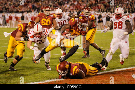 Dec 27, 2014 San Diego, CA : USC CT # 37 Javorius Allen sur un yarndage à court terme saute sur son coéquipier pour un touché au cours de l'Université National NCAA Football match entre le Nebraska bol et du sud de la Californie Cornhuskers de Troie 45-42 gagner au Stade Qualcomm San Diego (Californie). Banque D'Images