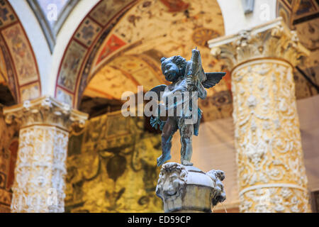 Statue de putto avec Dolphin, le Palazzo Vecchio. Florence, Italie Banque D'Images