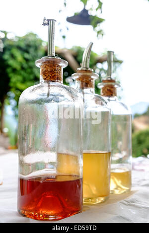 Une sélection de liqueurs faites maison photographié dans une taverne traditionnelle à kastoria, Macédoine, Grèce Banque D'Images