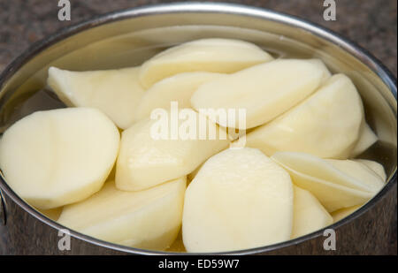 Les pommes de terre crues dans une casserole d'eau Banque D'Images