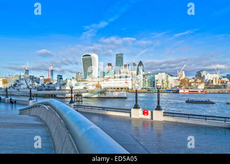 Toits de Londres près de Tower Bridge AVEC HMS BELFAST, amarré SUR LA TAMISE Banque D'Images