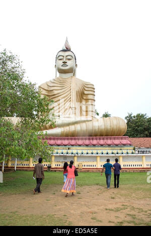 Sri Lanka's plus grand Bouddha assis statue à Dickwella est de 50 mètres (160 pi) de hauteur. Des statues de Bouddha et monastère bouddhiste dans Wewur Banque D'Images
