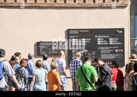 La Sagrada Familia, une attraction touristique à Barcelone, Catalogne, Espagne. Jusqu'à la file d'entrer dans le site Banque D'Images