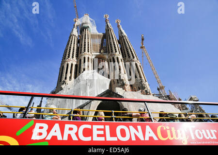 La Sagrada Familia, une attraction touristique à Barcelone, Catalogne, Espagne. Une visite de la ville de Barcelone en bus avant de ce landma Banque D'Images