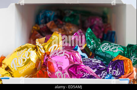 À la recherche en boîte ouverte de chocolats Cadbury roses roses - Cadburys sélection Banque D'Images