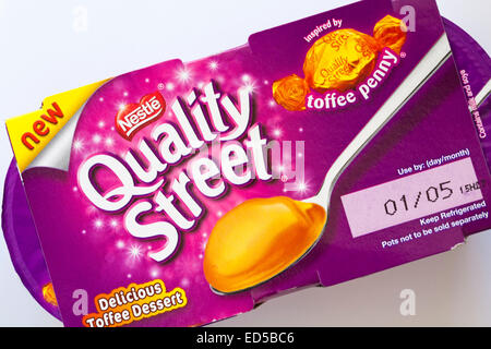 Quality Street Nestlé dessert caramel délicieux desserts mis sur fond blanc Banque D'Images