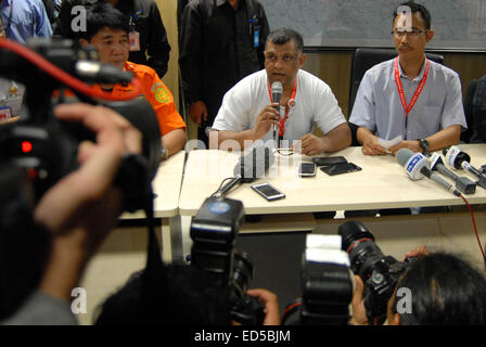 Surabaya, Indonésie. 28 Dec, 2014. AirAsia Group chief executive officer Tony Fernandes (C) parle au cours d'une conférence de presse de l'absence de vol à l'aéroport de Juanda AirAsia, Surabaya, Indonésie, le 28 décembre 2014. La recherche de l'avion manquant AirAsia suspendu lundi soir en raison de l'obscurité à la zone suspecte fortement sur les eaux près de l'îles Bangka Belitung et reprendra tôt lundi matin, l'Office national de recherche et de sauvetage a dit. © Syaiful Arif/Xinhua/Alamy Live News Banque D'Images