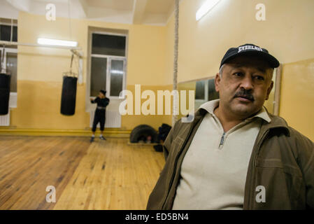 Portrait de Shukurov Komiljon Ismalilovich, directeur de la Haute école de sport art en boxe, Samarkand, Ouzbékistan Banque D'Images