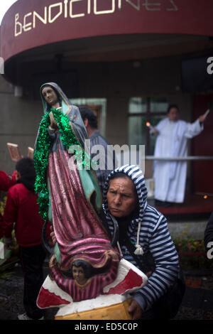 Un pèlerin est titulaire d'une image de la Vierge de Guadalupe- pèlerinage annuel à la basilique Notre Dame de Guadalupe, Mexico Banque D'Images