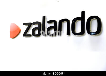 Berlin, Allemagne. Dec 18, 2014. Le logo du détaillant en ligne Zalando est perçu à l'entrée de la technologie Zalando à Berlin, Allemagne, 18 décembre 2014. Photo : Jens Kalaene/dpa/Alamy Live News Banque D'Images