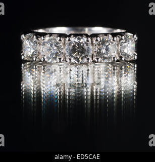 Bague avec diamants sur fond noir Banque D'Images