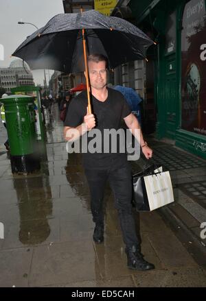 République d'Irlande et Aston Villa F.C. gardien Shay vu emporter quelques sacs de magasinage Brown Thomas tandis que dehors sur St Stephens Green lors d'une forte averse comprend : Shay donné lorsqu'il : Dublin, Irlande Quand : 25 Juin 2014 Banque D'Images