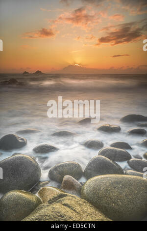 Les couchers de soleil sur la belle, Porth Nanven Cornwall Banque D'Images