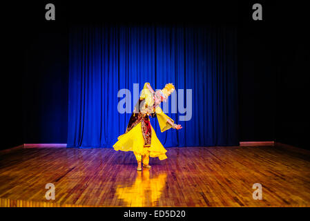 Danses traditionnelles en actrice costume ouzbek du 19 siècle, pendant les "instants d'Éternité' show dans le théâtre de costumes historiques ' Banque D'Images