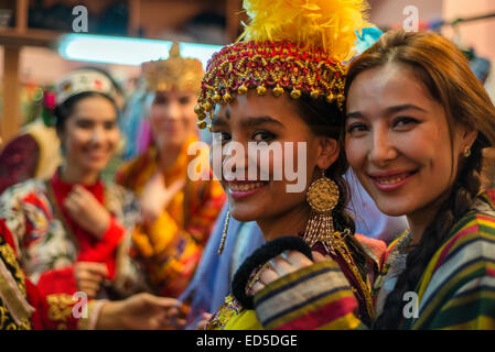 Portrait d'actrices en costumes traditionnels de l'Ouzbek du 19 siècle après "instants d'Éternité' show dans le théâtre historique de cos Banque D'Images