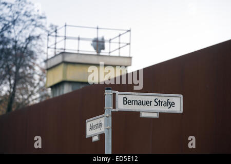 Berlin, Allemagne. 05Th Nov, 2014. La plaque de rue Bernauer Strasse/Ackerstrasse est vu en face de l'ancienne tour de guet au Mémorial du Mur de Berlin à Berlin, Allemagne, 05 novembre 2014. Photo : Soeren Stache/dpa/Alamy Live News Banque D'Images