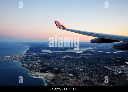 PERTH, AUSTRALIE NOV 2 2010 : AirAsia X wing avec AirAsia logo, l'avion survolant les toits de Perth le 2 novembre 2010. World Tr Banque D'Images