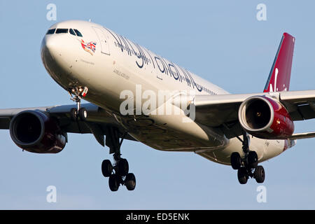 Virgin Atlantic Airbus A330-300 de la piste 27L à l'approche de l'aéroport Heathrow de Londres. Banque D'Images