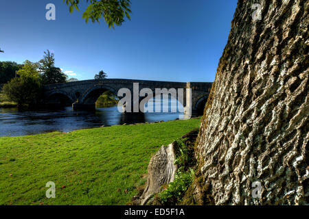Le pont à Taymouth, Kenmore, où le fleuve s'écoule de Loch Tay sur le bord du Loch Lomond et des Trossachs La Banque D'Images