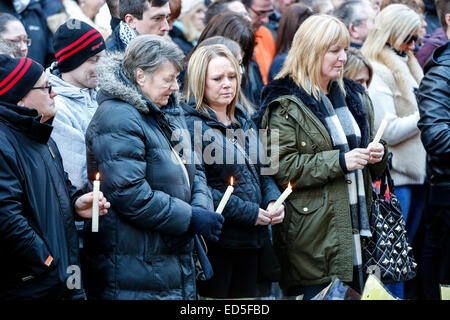 Plus de 1000 personnes ont participé à une veillée aux chandelles 2 minute à Royal Exchange Square, Glasgow en souvenir des 6 personnes qui ont été victimes de l'accident de camion benne Glasgow George Square il y a une semaine. De nombreuses personnes ont apporté des fleurs, des bougies et quelques prières comme une marque de soutien et de condoléances. Banque D'Images